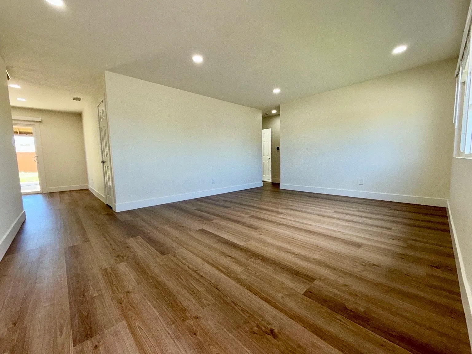 3 bed, 1056 sqft, $4,180 — Photo 4