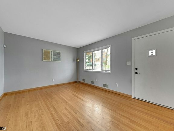 4th image of 451 Chestnut St