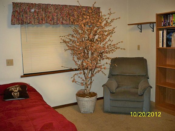 3rd image of 415 Woodbury Ln
