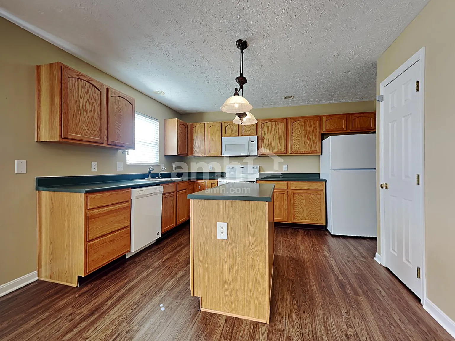 3 bed, 2.5 bath, 1748 sqft, $2,335 — Photo 3