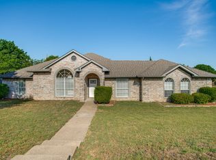 551 Honeysuckle Ln, Cedar Hill, TX 75104