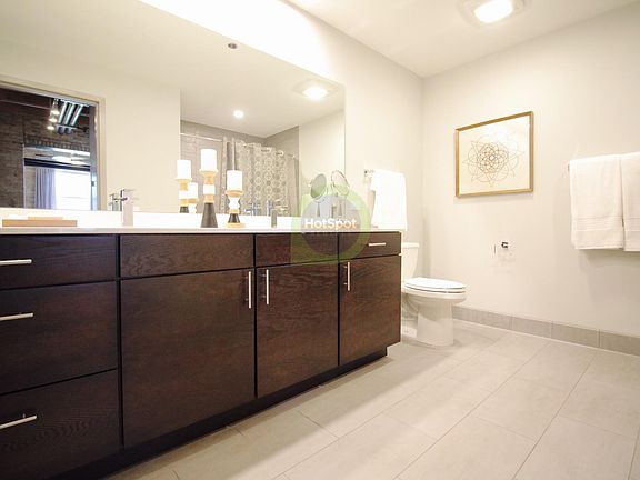 4th image of 450 E Illinois St #5678