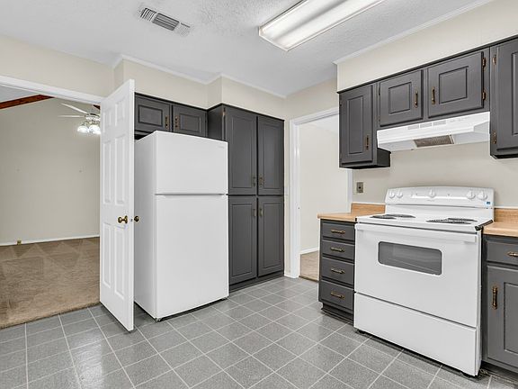 4th image of 2804 Plum Rd