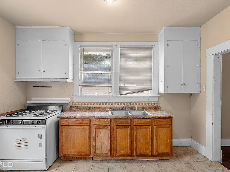 315 Robinson Pl — Photo 13