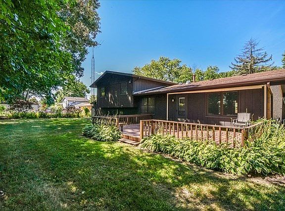 3rd image of 330 Parkshore Dr