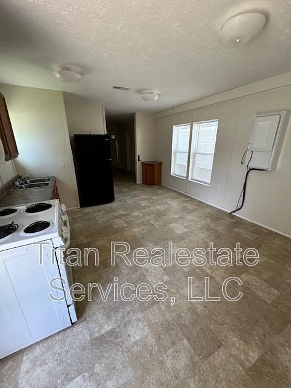 3 bed, 2.0 bath, 840 sqft, $850 — Photo 2