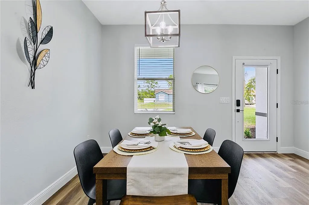 4 bed, 2.0 bath, 1636 sqft, $2,300 — Photo 4