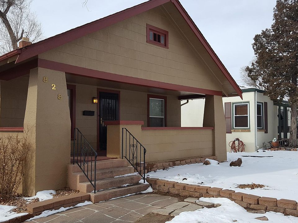 1 detached car garage with a long driveway