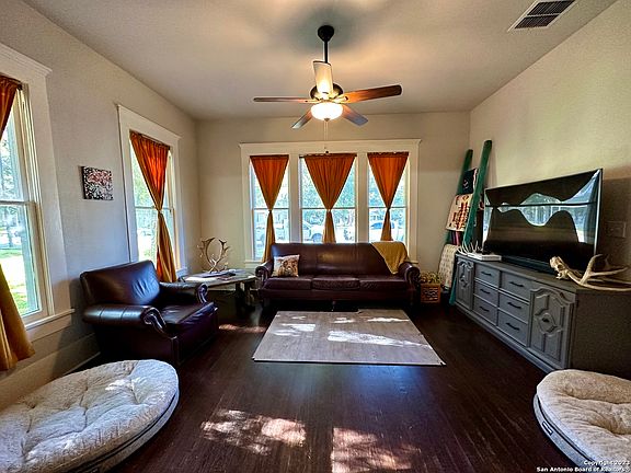 3rd image of 215 W Mesquite St