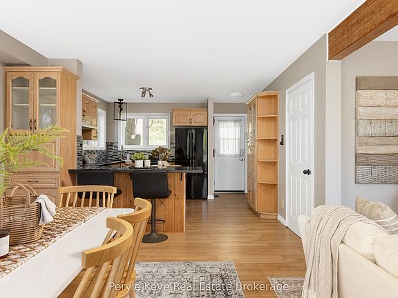4th image of 1042 Hillside Cres