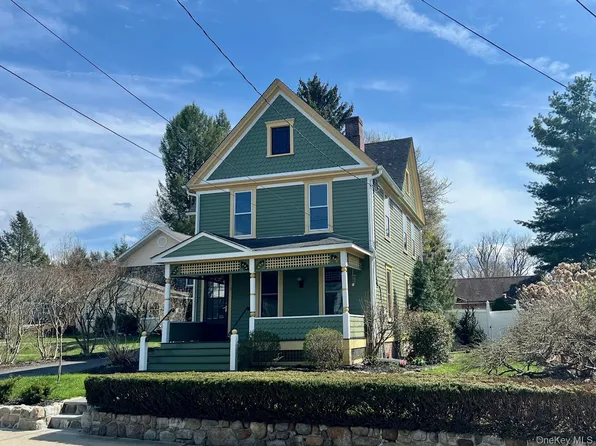 8 Alden Pl, Millbrook, NY 12545