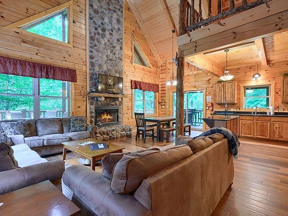 3rd image of 9733 Larimer Rd