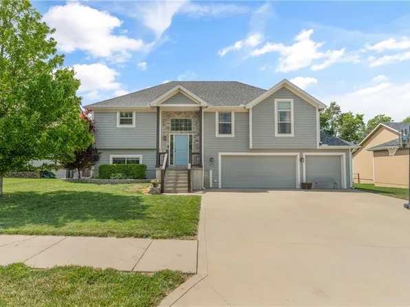 2712 Sycamore St, Tonganoxie, KS 66086