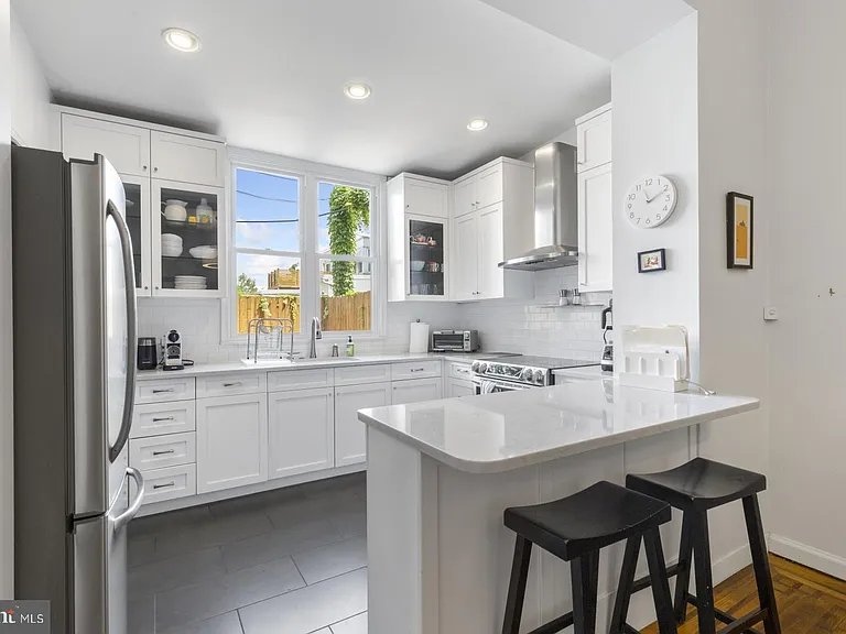 331 E Thompson St — Photo 11