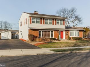 284 Pinewood Dr, Levittown, PA 19054