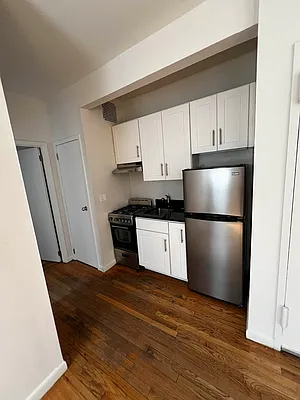 Rented by Salon Realty Corp | media 3