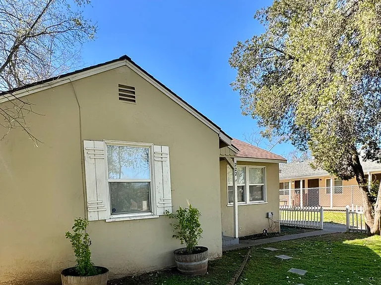 220 El Camino Ave — Photo 2