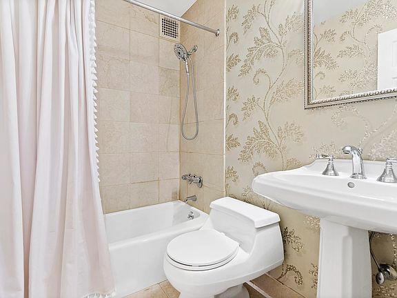 4th image of 61 E 77th St APT 8E