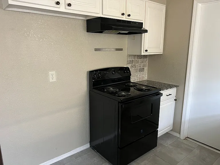 1700 Edgewood Dr — Photo 17