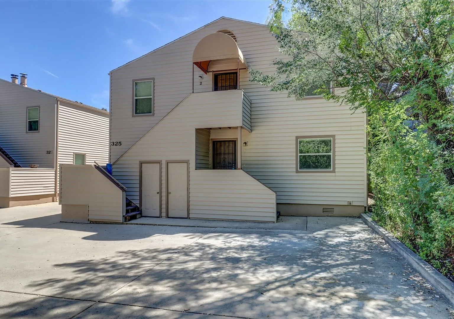 RR729 - 325 S Virginia Street — Photo 1