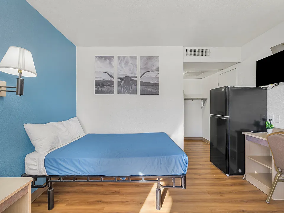 290 W Burnside Ave #120