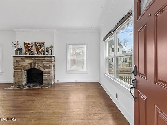 5th image of 2219 NE Paige St