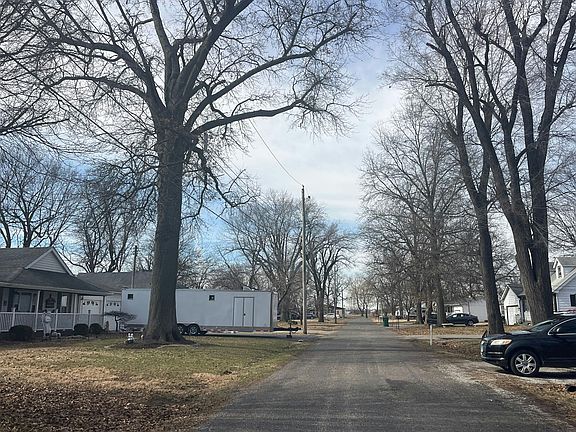 4th image of 4911 Hills St