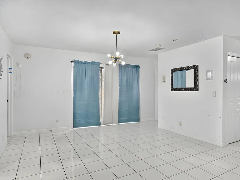 7690 Solimar Cir — Photo 8