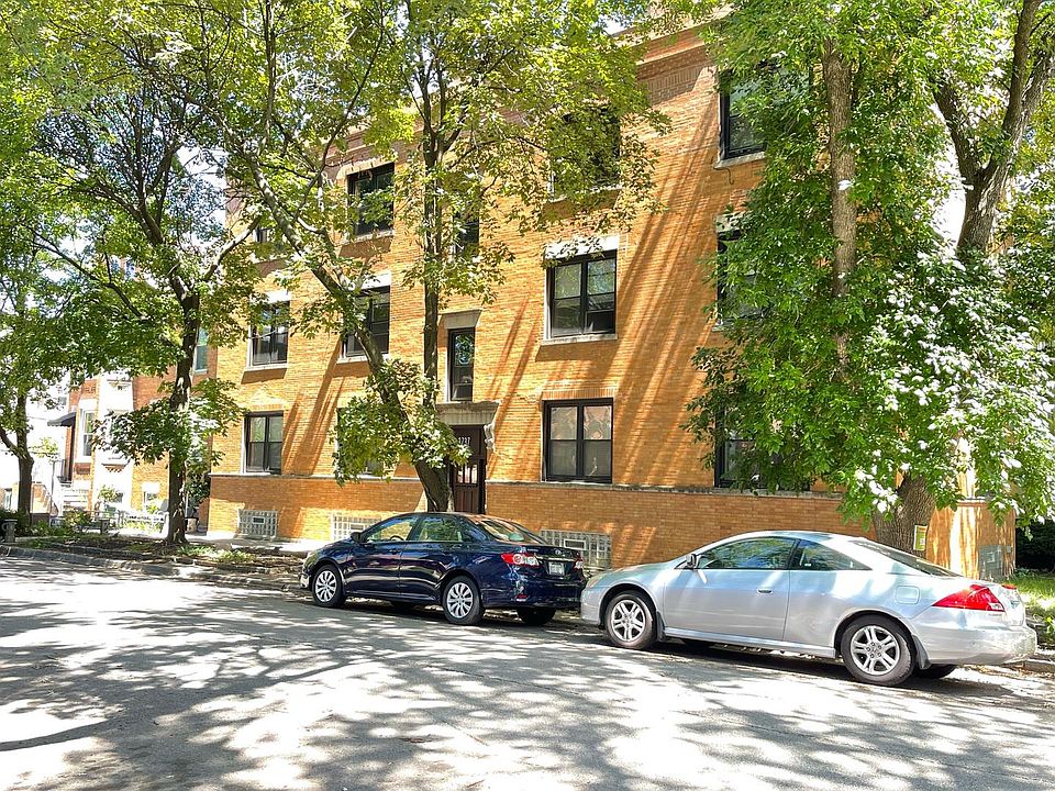 1st image of 3737 N Leavitt St APT 1S