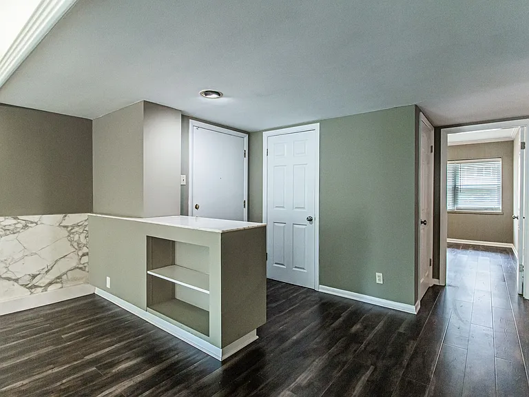 (293) 8301 Delmar — Photo 3