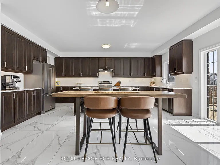 375 Russell St — Photo 6