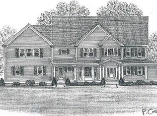 28 Pillings Pond Rd, Lynnfield, MA 01940