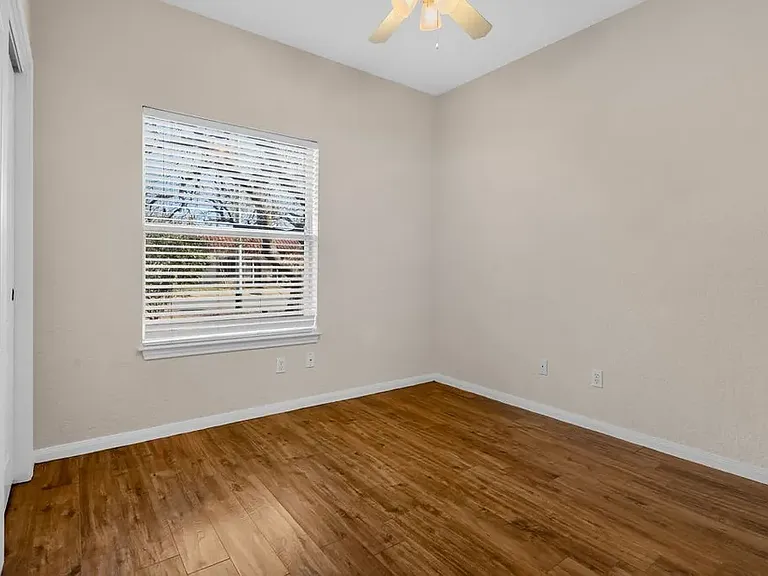 915 E Highway St — Photo 10