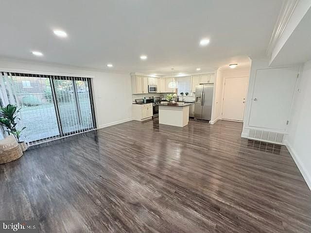 1st image of 401 Meadow Woods Ln