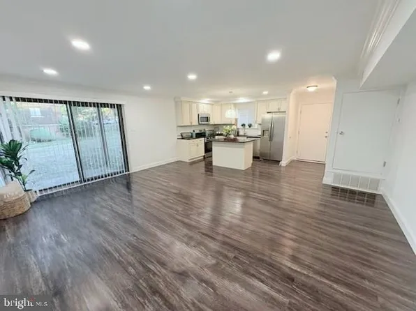 401 Meadow Woods Ln, Lawrence Township, NJ 08648