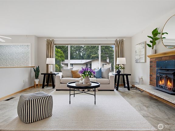 5th image of 1727 Anacortes Avenue NE