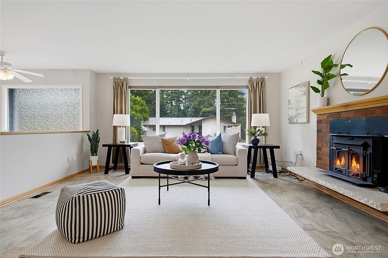 5th image of 1727 Anacortes Avenue NE