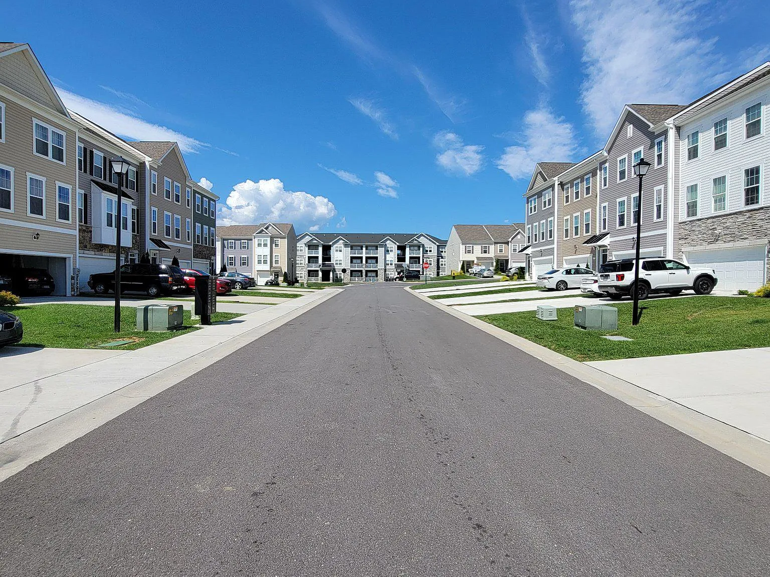 4 bed, 4.0 bath, 2028 sqft, $2,600 — Photo 3