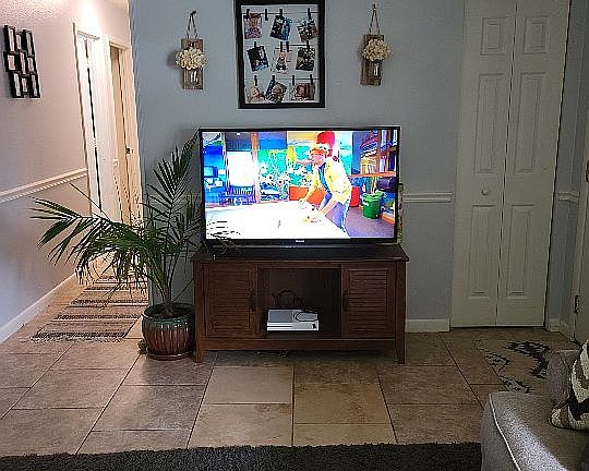 4th image of 194 W Elm Dr