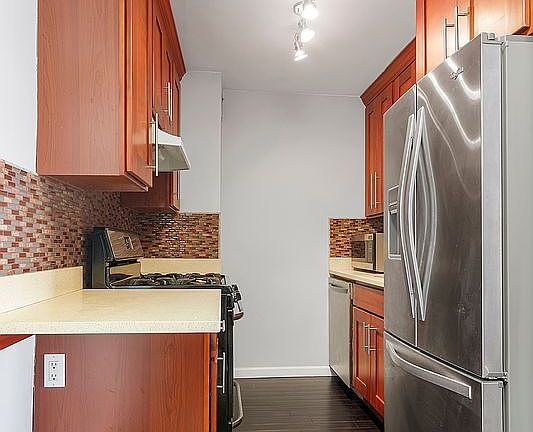 2nd image of 201 E 28th St #8N