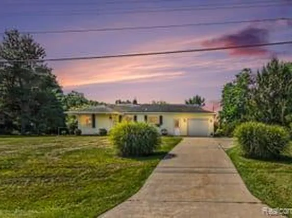 7595 Ledgewood Dr, Fenton, MI 48430