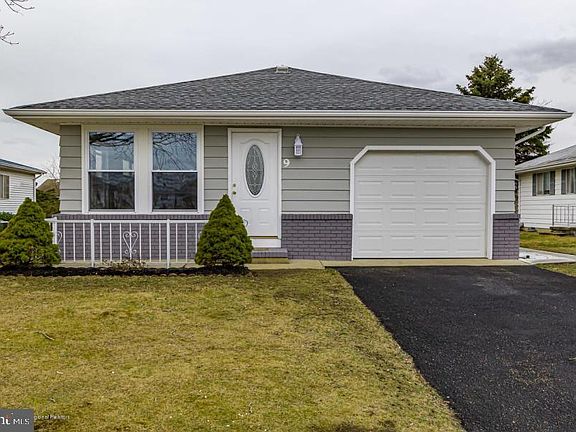 2nd image of 9 Castle Harbor Dr