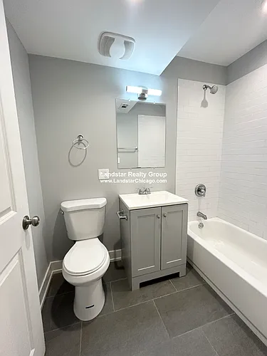 926 W 32nd Pl Photo 1