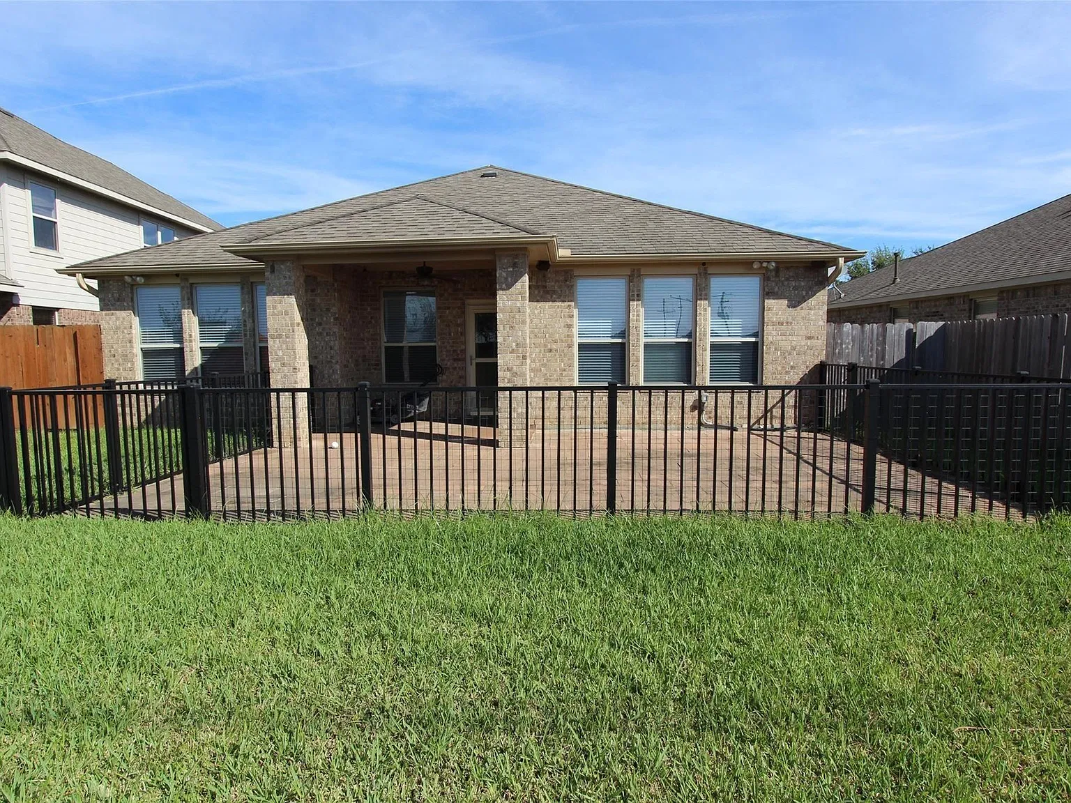 3 bed, 2.0 bath, 1844 sqft, $2,200 — Photo 2