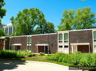 1322 N Sandburg Ter, Chicago, IL 60610