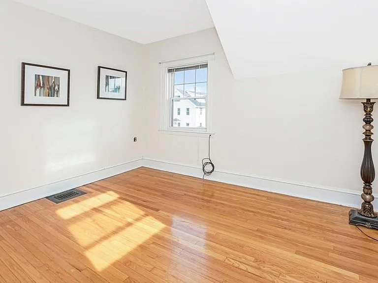 11 Webster St — Photo 18