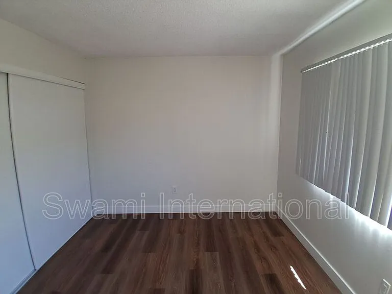 633 E 97th St #1 — Photo 24
