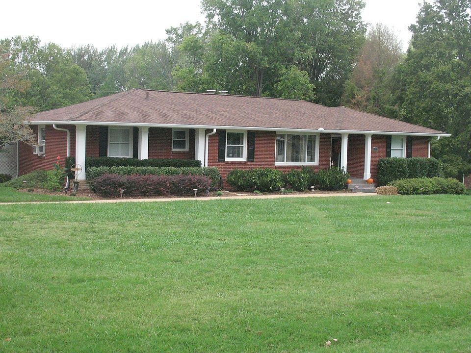 Beautiful front yard with nice landscaping - new roof, columns, and tile entry