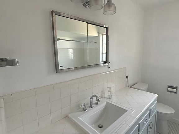 3rd image of 3222 W 72nd St