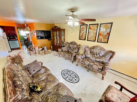 2nd image of 1070 Pugsley Ave #2F